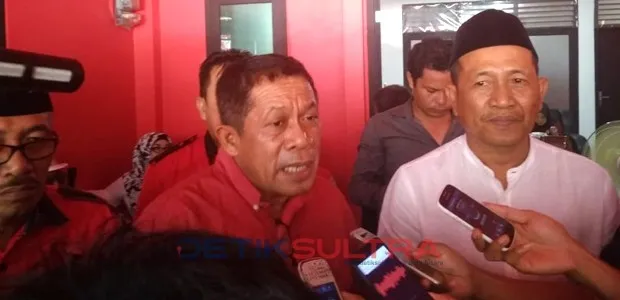 Ketua DPD PDIP Sultra, Hugua (kiri) dan Ketua DPC PDIP Kota Kendari, Ishak Ismail