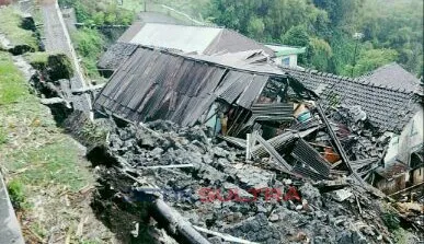 tanah longsor timpa rumah warga