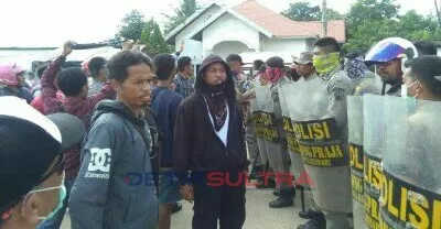 Aparat Satpol PP Kendari bersiap menggusur paksa bangunan kios pedagang di Pasar Panjang