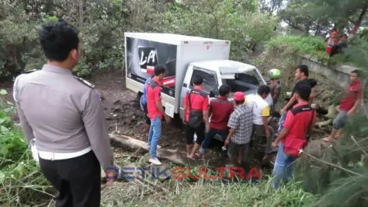 mobil terjun ke jurang di kolaka