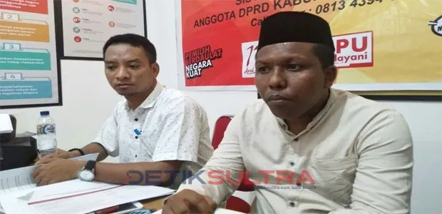 ketua KPUD wakatobi, Abdul Rajab bersama Ahmad Soni