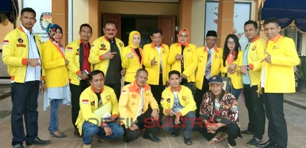 Ketua dan Pengurus DPW Partai Berkarya Sultra, saat foto bersama di depan kantor KPU Sultra.