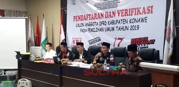 Komisioner KPUD Konawe saat hendak menerima berkas pendaftaran bakal calon legislatif Tahun 2019.