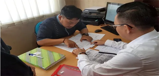 Kuasa Hukum RM-SK saat melaporkan Ketua dan Anggota KPU Sultra