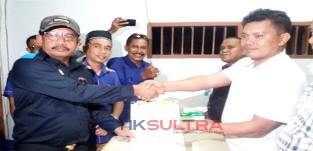 Ketua DPC Nasdem Buteng, La Ntau, saat menyerahkan berkas Bacaleg ke KPU Buteng