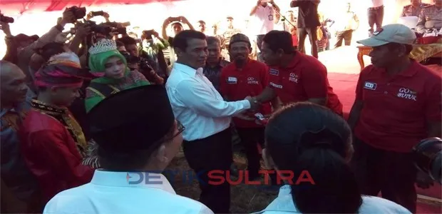 Menteri Pertanian, Amran Sulaiman menyerahkan bantuan pertanian secara simbolis.