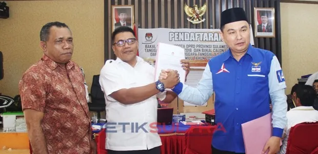 Ketua Demokrat Sultra, Muhammad Endang Saat Mendaftarkan Bacaleg di KPU Sultra