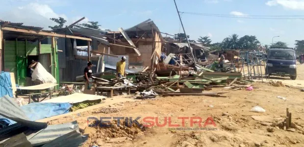 Pasca penertiban eks pasar panjang, pedagang bersihkan puing-puing bangunan