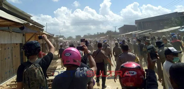Pembongkaran kios pedagang di pasar panjang