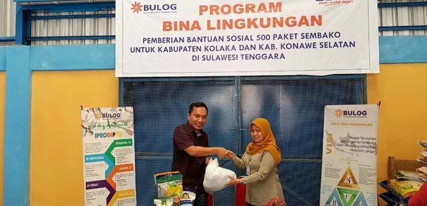 Penyerahan paket sembako dari Perum Bulog kepada warga Konsel dan Kolaka.