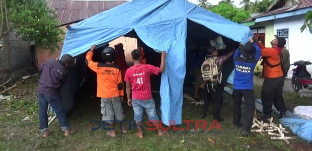 Suasana saat mendirikan posko tanggap darurat di lokasi banjir di Kelurahan Sakuli Kabupaten Kolaka.
