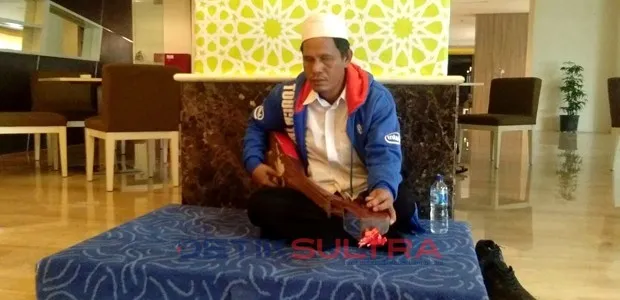 Pemain Gambus di Plaza Inn Hotel