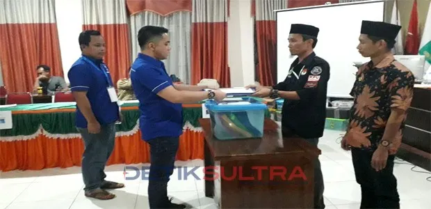 Sekretaris DPD PAN Konawe, Beni Setiadi Burhan saat menyerahkan berkas pendaftaran Bacaleg di KPU Konawe