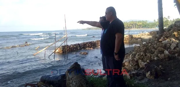 Staf Ahli Presiden Ruri Umar Saef Meninjau Lokasi Pembuatan Pengaman Pantai di desa Waworope Konkep