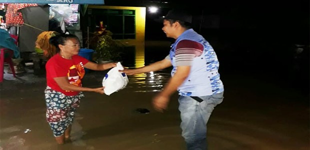 Ketua RAGANA Sultra, Supyan Hadi, serahkan bantuan kepada korban banjir di Koltim.