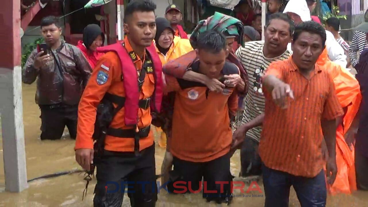 Tim Basarnas Kolaka melakukan evakuasi warga lansia yang sedang sakit, dari kepungan banjir.