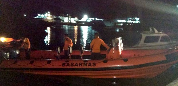 Tim Basarnas Kendari saat melakukan evakuasi korban tabrakan kapal di Perairan Wawonii