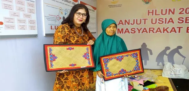 Kerajinan Tikar Adat Tolaki Karya Lansia di Panti SOsial Minaula