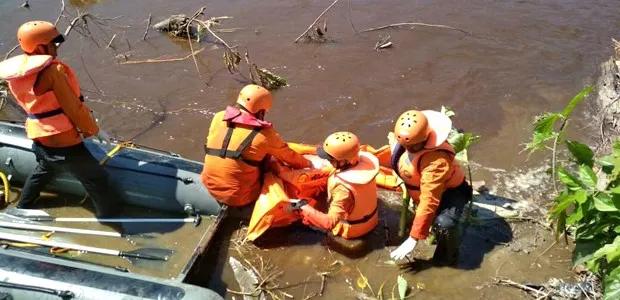 Tim SAR saat melakukan pencarian pemancing yang hilang.