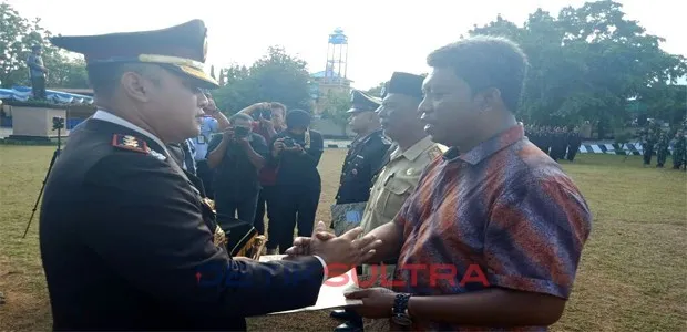 Kapolres Baubau Daniel Widya Mucharam memberikan penghargaan kepada masyarakat