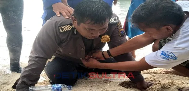 Bripka Usman saat mendapatkan pertolongan pertama