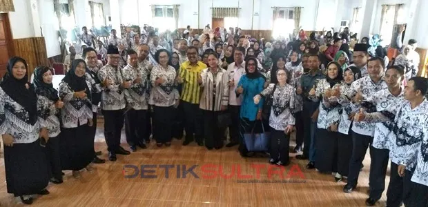 Arhawi bersama pengurus PGRI