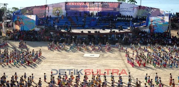 Tarian Kolosal Festival Budaya Tua Buton