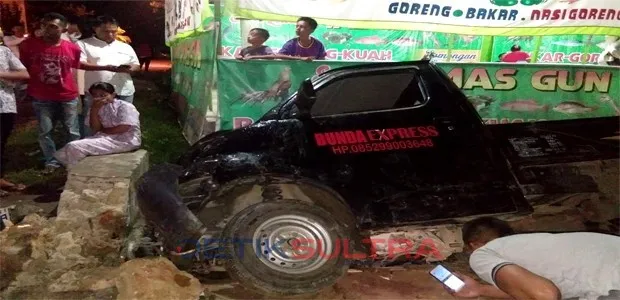 Kecelakaan-Mobil-di-Saosao