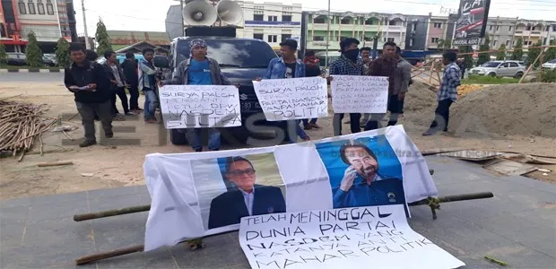 Mahasiswa Demo Surya Paloh