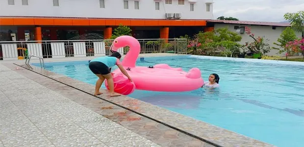 Kolam Renang di Hotel Fortune