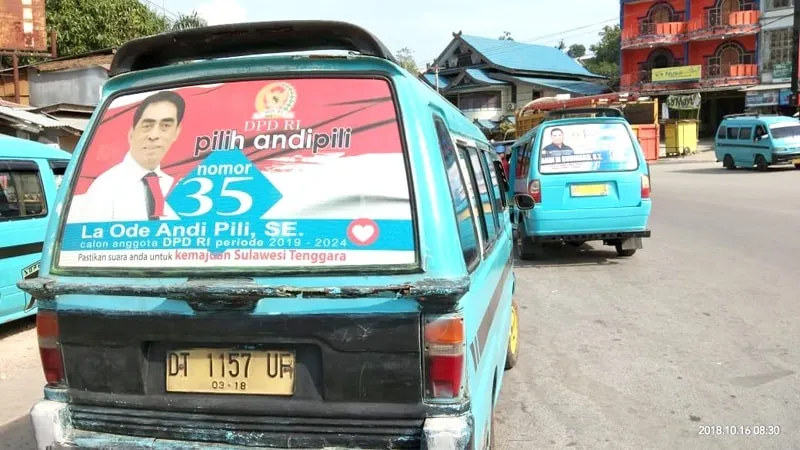 Angkutan Kota yang dipasangi stiker caleg
