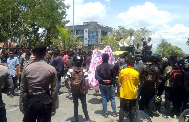 Demo Tuntut Polda Tangkap AT