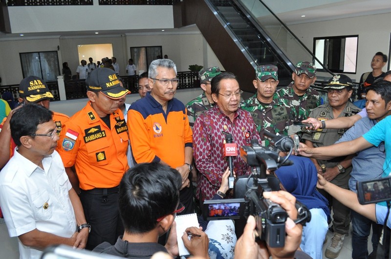 Gubernur Sulawesi Tengah Longku Djanggola menemui wartawan