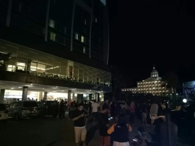 tamu hotel clarion berlarian keluar hotel