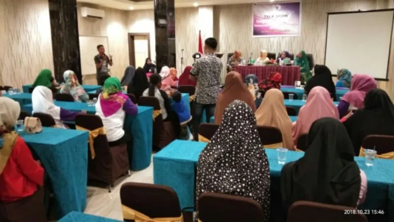 Istri Nelayan Di Teluk Kendari