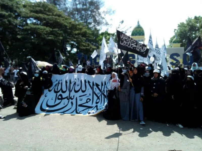 Massa aksi bela bendera tauhid