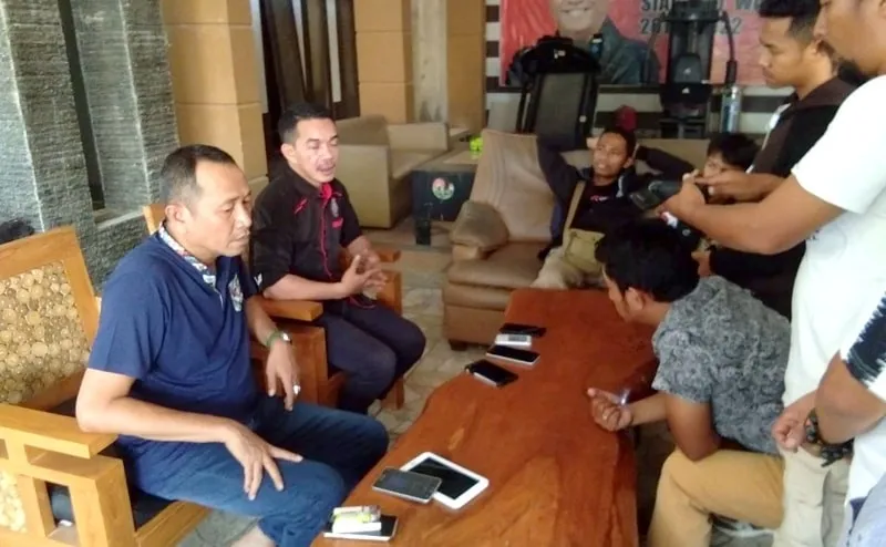 Ishak Ismail Konferensi Pers bersama Kuasa Hukumnya