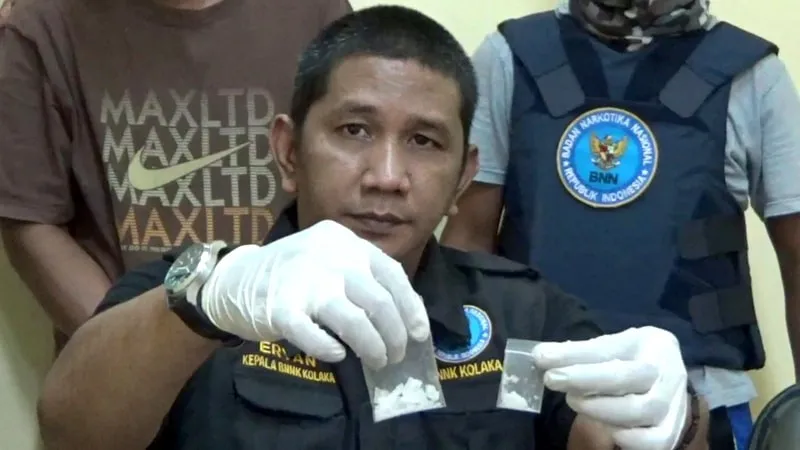 Kepala BNN Kolaka memperlihatkan barang bukti sabu-sabu