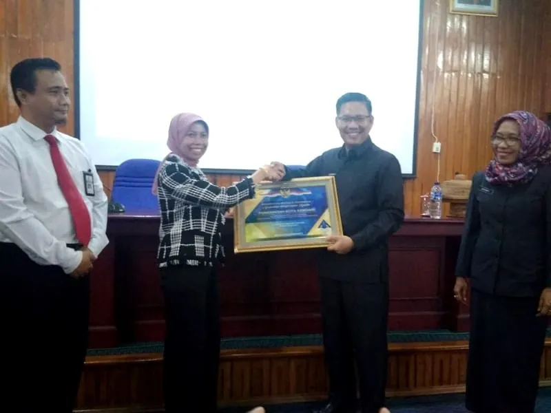 Penyerahan Piagam WTP Kepada Plt Walikota Kendari Sukarnain Kadir