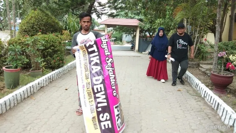 Staf SMKN 3 Kendari Menanggalkan APK Caleg