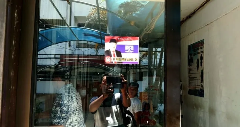 Stiker Calon Anggota DPD RI di Kantor BP2RD