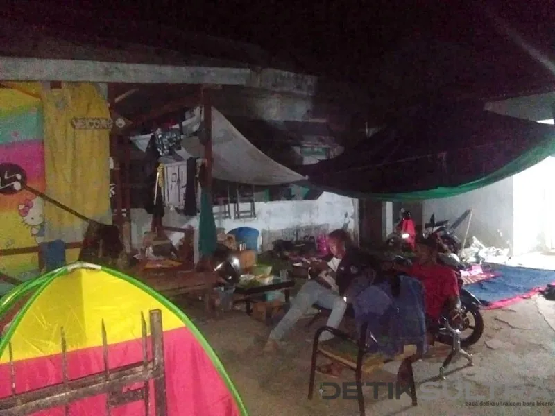 Warga Kota Palu Buat Tenda Depan Rumah