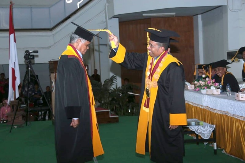 Rektor UHO Wisuda Mahasiswa