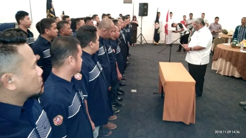 ALi Mazi Lantik Pengurus Karang Taruna Sultra