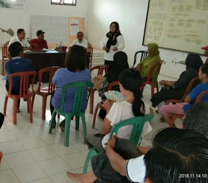 Demo ibu ibu di Kantor lurah