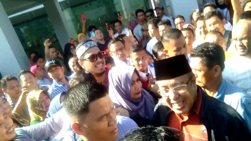 Pa Asrun tiba di Bandara Haluoleo