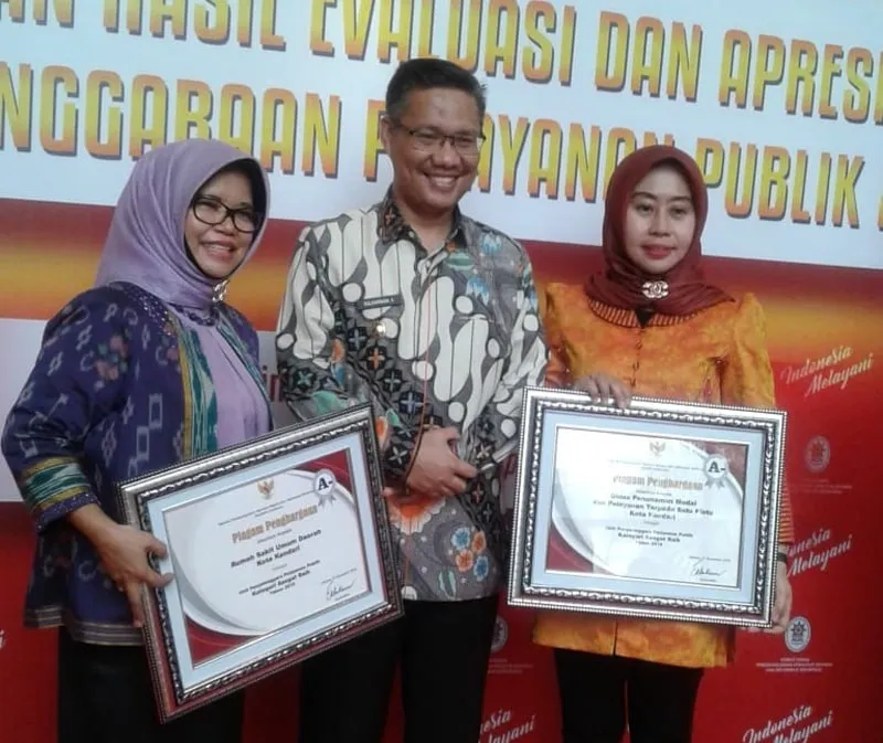 Plt Walikota Menerima Penghargaan dari KemenPAN RB