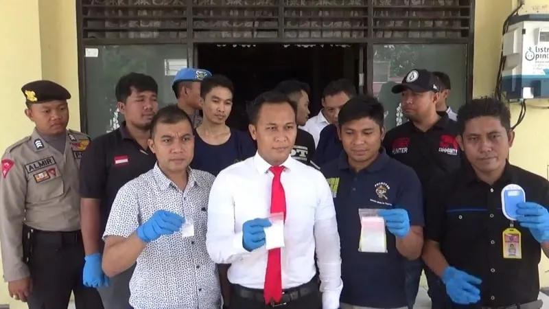 Polisi Memperlihatkan Barang Bukti Narkoba