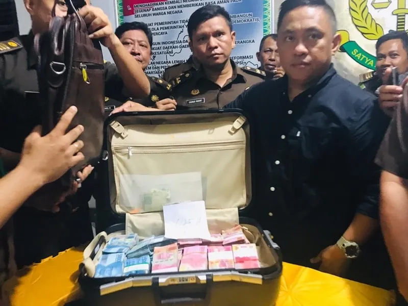 OTT Kejati Sultra - Uang Satu Koper BB OTT Sekdis Pendidikan Sultra
