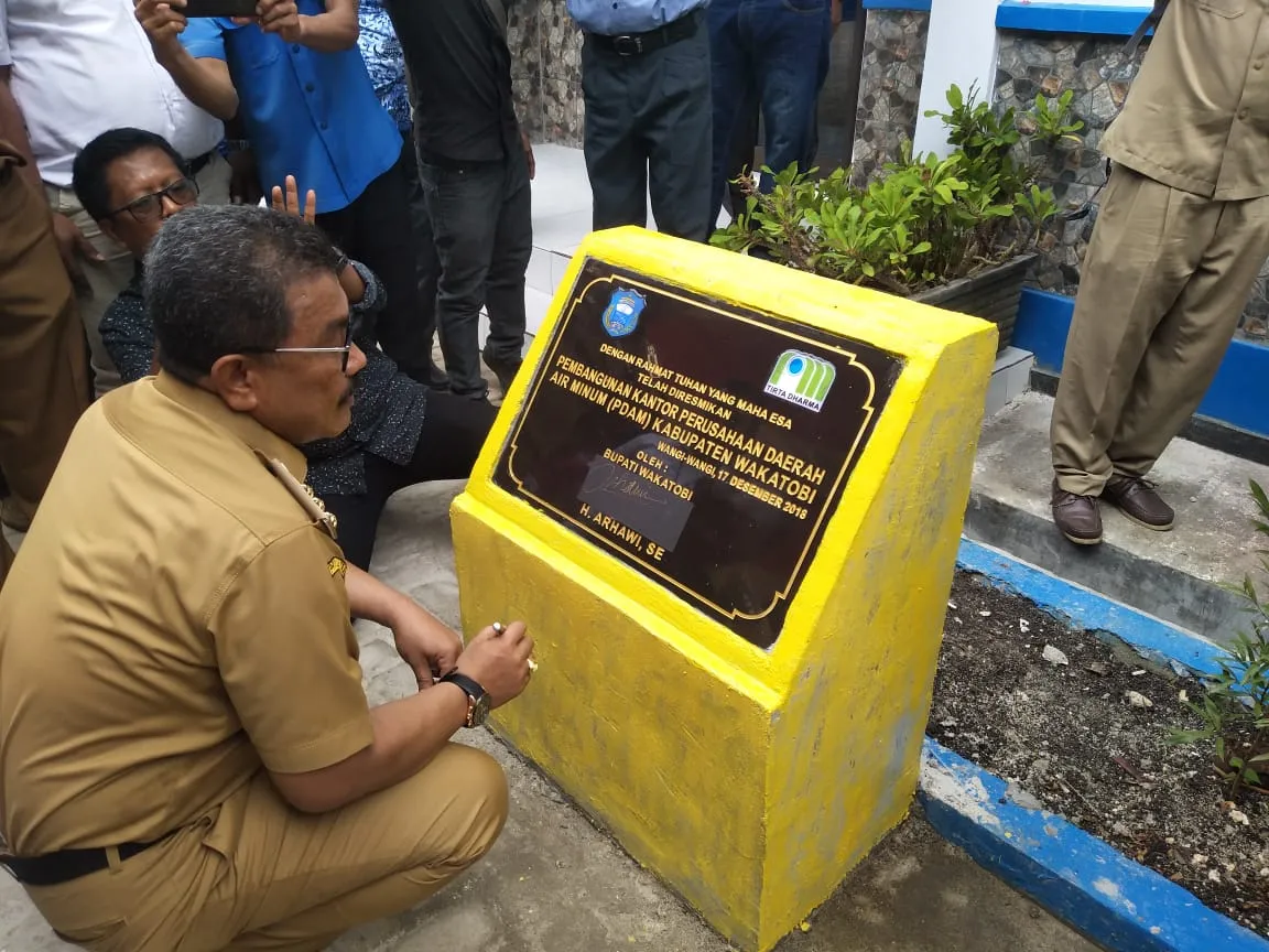 Bupati Wakatobi H Arhawi saat mendatangani Prasasti Peresmian Kantor PDAM Wakatobi